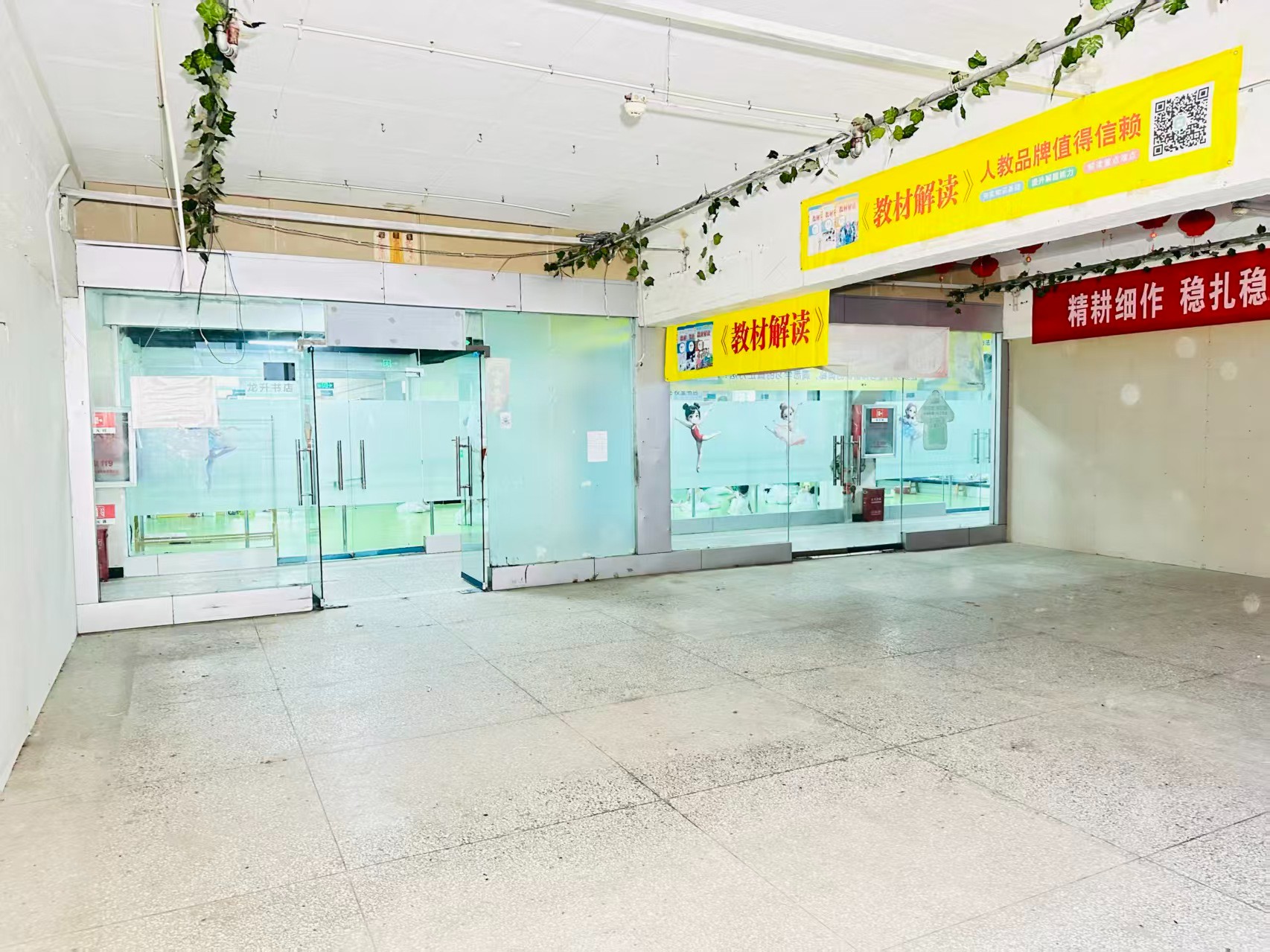 丽春西路提供写字楼、商铺、展示空间、直播间等多种面积选择，满足企业办公、研发、展示、运营等多元需求。